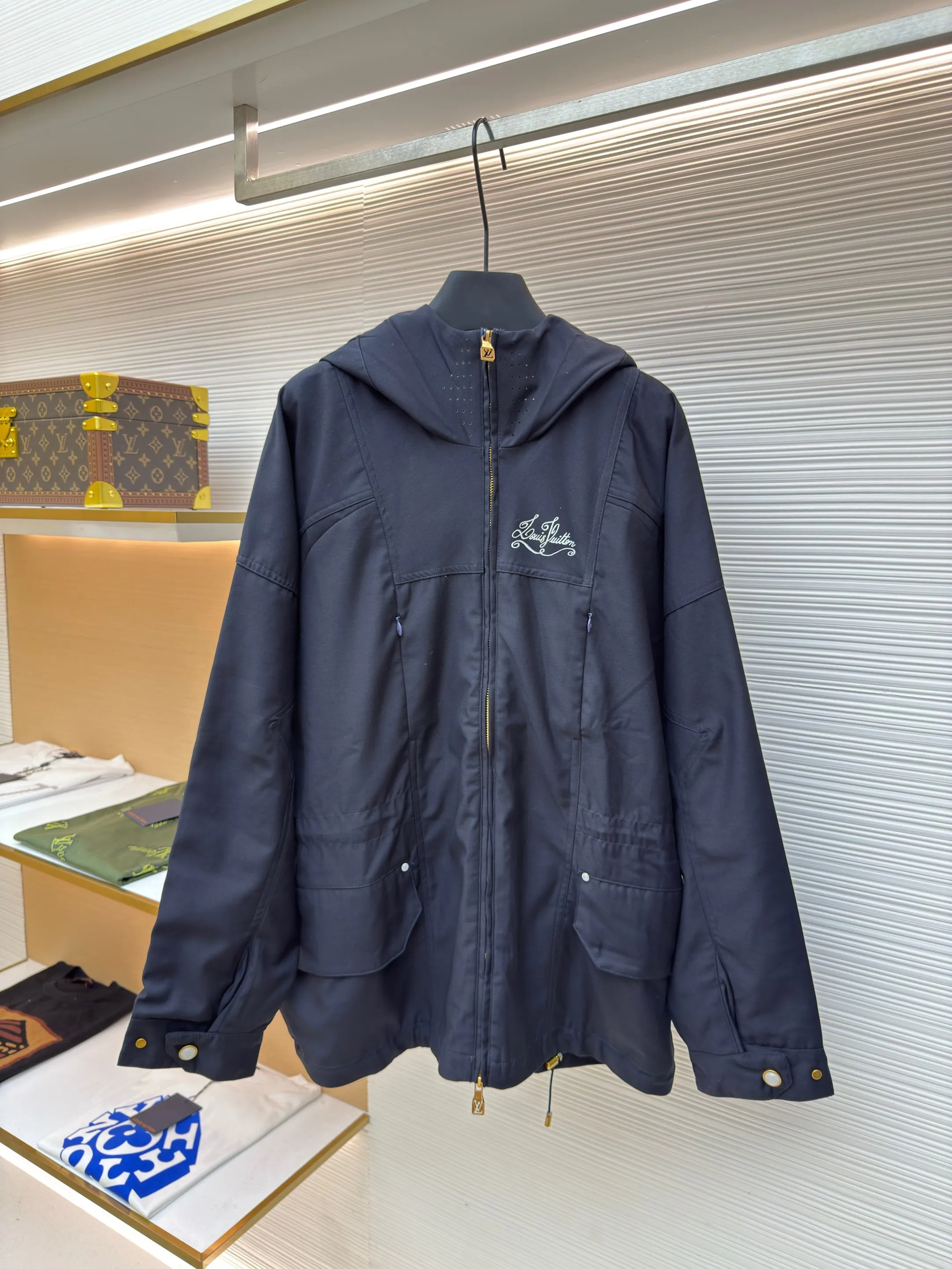 LOUIS VUITTON hooded windbreaker jacket ●Authentic product: Purchased and developed for 31000 ●Item number: 1680632-C10 ●Fabric: waterproof fabric ●Technology: made on positioning cutting machine ●Version: fitted version ●Weight: about 1150 grams ●Size: 42-44-46-48 ●Description: Made of customized Tri-Durance waterproof and rainproof fabric , a full set of accessories are customized, YKK two-way zippers, and all hardware are molded and customized to provide the performance required in the alpine environment. It is thin and wear-resistant, windproof, waterproof and breathable. It is suitable for a variety of activities. It is compatible with StormHood™. The hood is well protected and does not affect the line of sight. Step in The pockets are equipped with WaterTight™ zippers for easy access to items, and the zippers facilitate quick ventilation. The splicing design allows for free movement. There is a logo print on the chest, a printed design on the brim, and engraved buttons on the cuffs. The overall routing is straight and delicate. The fabric is comfortable and soft, with consistent colors and no color difference. It can be matched with the same style to create a fashionable look, and can be used in various occasions. Customized accessories, complete with three standards, same style for men and women!